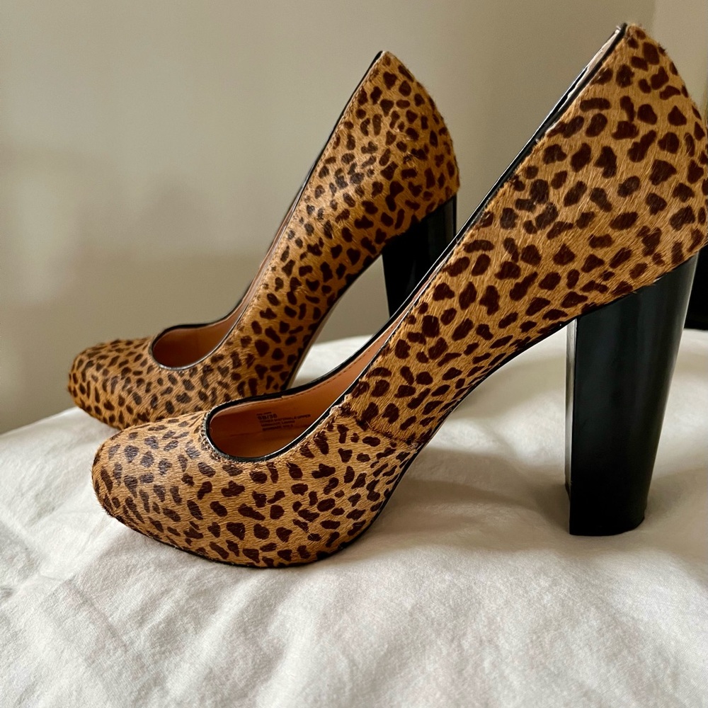 Gorgeous shoes! Textured with shiny black 4inch heel
